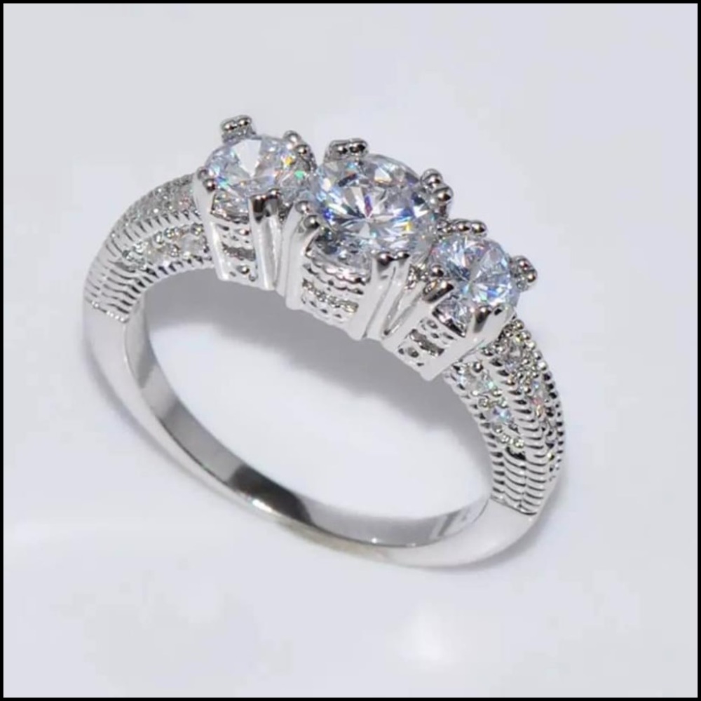 Luxury three stones ring